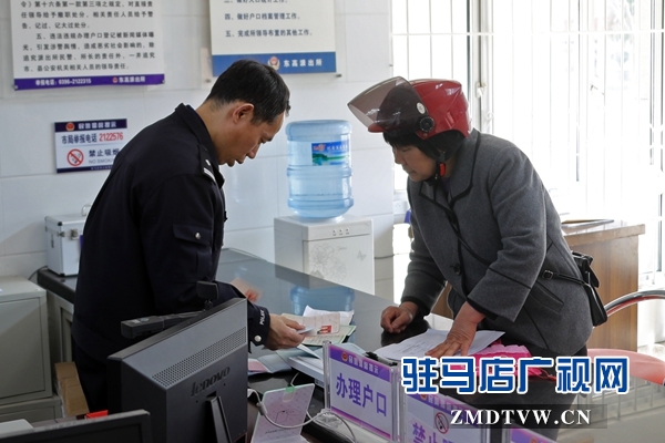 王功前在户籍室热情服务群众2.JPG
