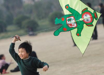 天气转暖 市民纷纷到户外放风筝