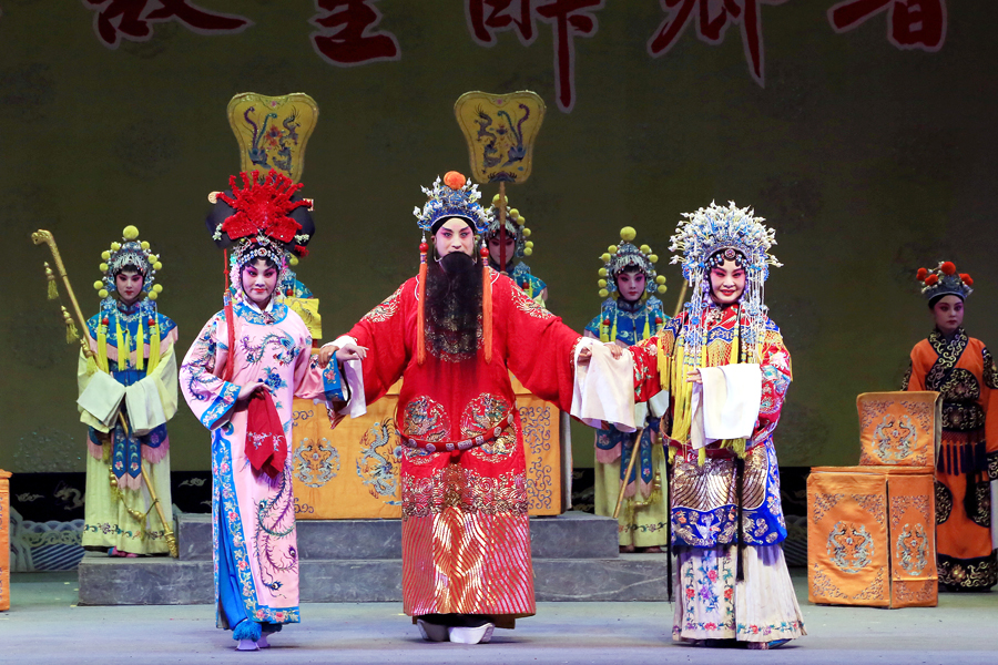 曲剧《大登殿》在驻马店市会展中心上演 深受市民喜爱