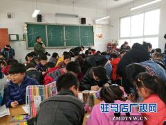 黄淮学院大学生到市实验小学开展“大手拉小手”爱心公益课堂活动
