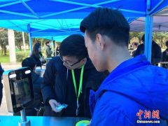 武汉大学赏樱预约限流首日 游客“刷脸”有序入校 