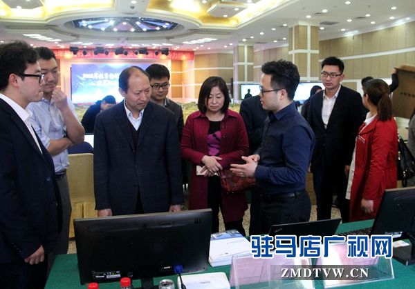 市教体局副局长魏继河同志参观指导教育信息化产品深信服展区_副本.jpg