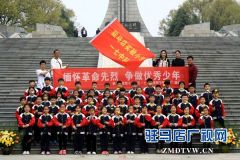 驻马店实验小学一七中队组织开展“缅怀革命先烈 争做优秀少年”清明祭扫活动