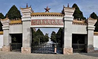 驻马店市第二初级中学千余名学生到竹沟革命烈士陵园缅怀革命先烈