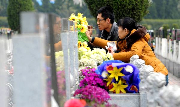 文明祭祀显新风 鲜花追思更“清明”