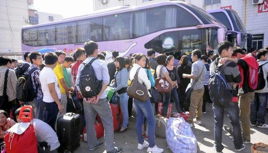 清明小长假 驻马店汽车客运中心站迎来客流高峰