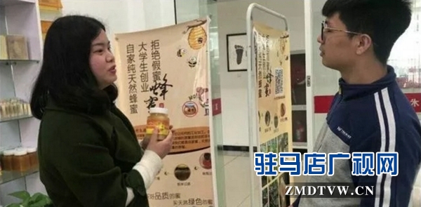 朱亚丽在向客户介绍产品.jpg