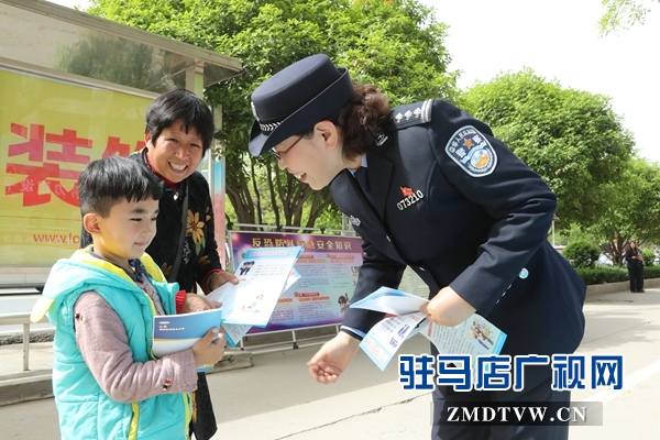 图为民警向过往群众讲解法律法规3.JPG