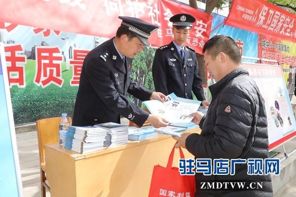 图为民警向过往群众讲解法律法规2.JPG