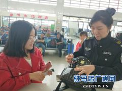 驻马店西站工作人员帮助失主找回背包