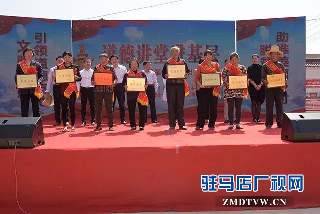 02文明助脱贫！上蔡县委宣传部把道德讲堂办到村民家门口.jpg