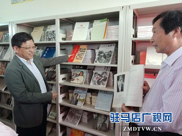 两人书架.jpg
