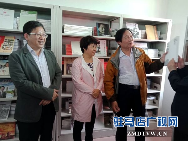 三人拿书.jpg