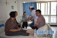 驻马店眼科母亲节为患者送康乃馨