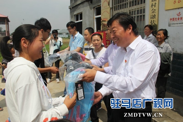 黄淮学院动画学院到西平县高庙村开展党建“1+1”帮扶联谊主题党日活动