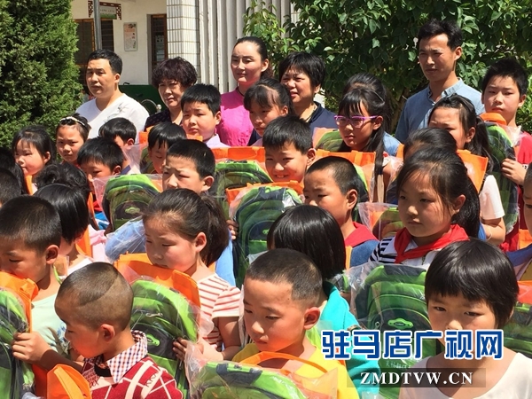 泌阳县计生协到蒋庄小学送关爱