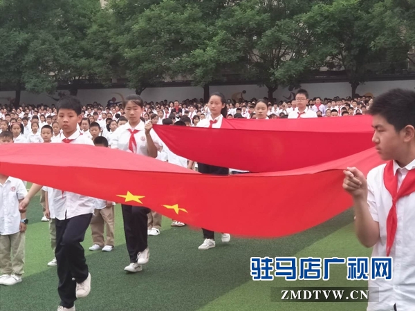 驻马店实验小学举行2018年“做新时代好队员”入队仪式