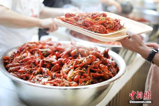 资料图：红彤彤的小龙虾馋人。泱波 摄
