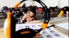 英语等教材“减塑”要提上日程 多地仍大量绑售磁带