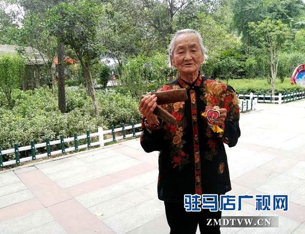 驻马店：82岁老太快板唱出好生活