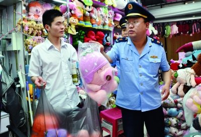 儿童用品怎么挑？不买“三无”玩具 服装选购浅色