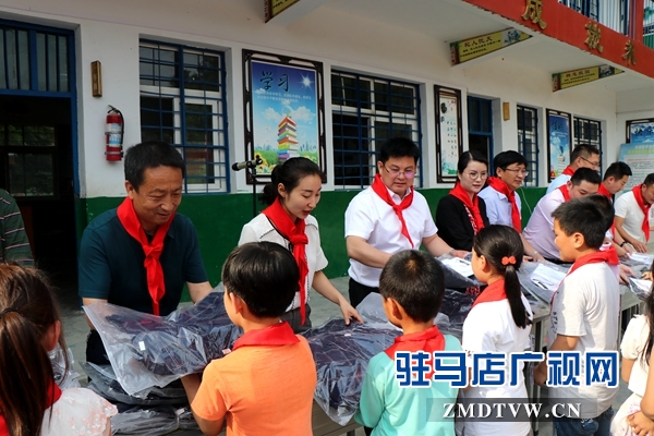 驻马店市青年商会爱心企业捐助行走进确山县关沟小学