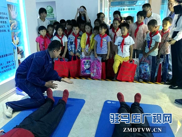 留守儿童走进供电作业安全体感中心