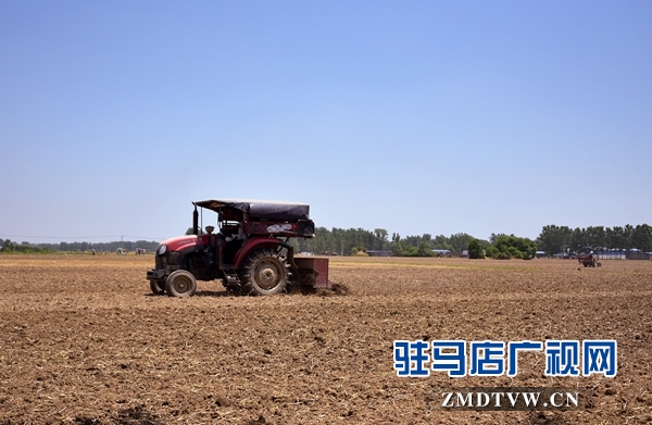 正阳县永兴镇：400台“铁牛”抢种忙