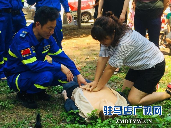 泌阳县红会蛟龙救援队到昌冯小学讲防溺知识