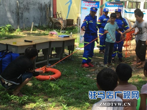 泌阳县红会蛟龙救援队到昌冯小学讲防溺知识