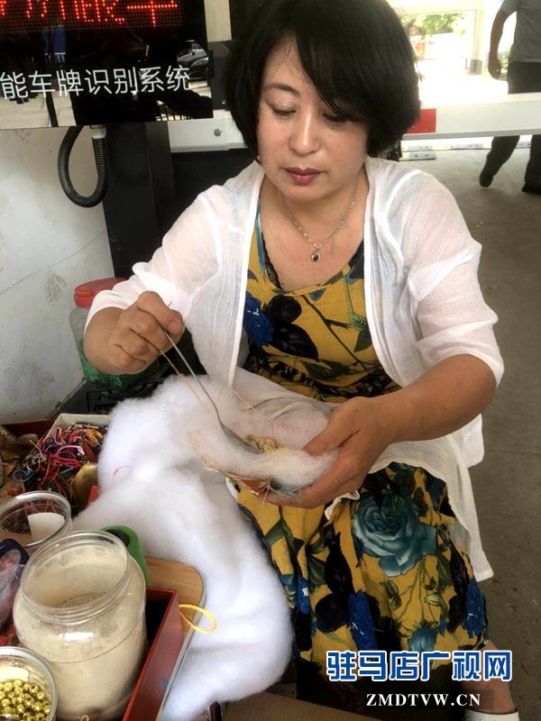 “非遗”茱萸绛囊传承人做香包迎端午