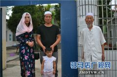 女企业家刘芳开斋节带着慰问品前往清真寺拜访阿訇