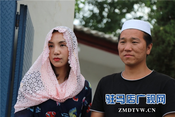 女企业家刘芳开斋节带着慰问品前往清真寺拜访阿訇