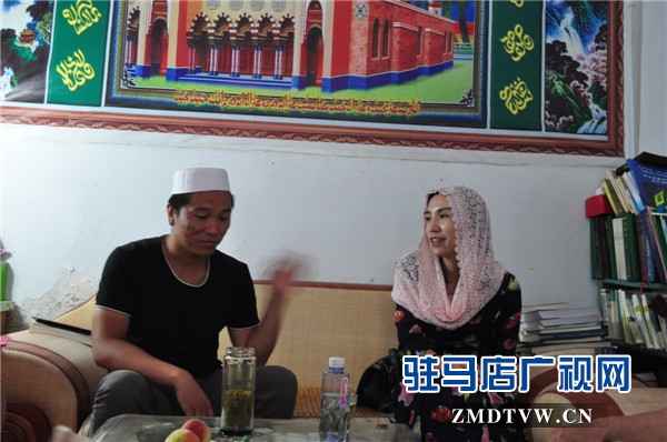 女企业家刘芳开斋节带着慰问品前往清真寺拜访阿訇