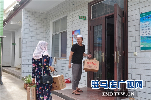 女企业家刘芳开斋节带着慰问品前往清真寺拜访阿訇