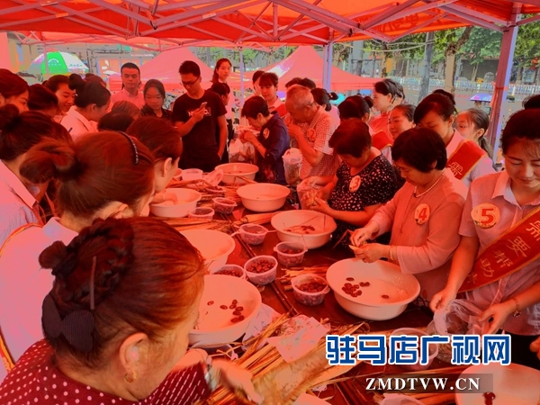 浓情端午 驻马店喜盈门购物广场举办包粽子比赛
