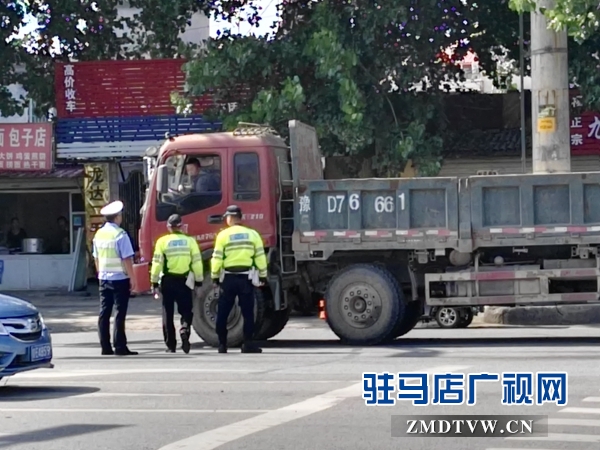 市交警部门集中查处大货车商砼车违法行为