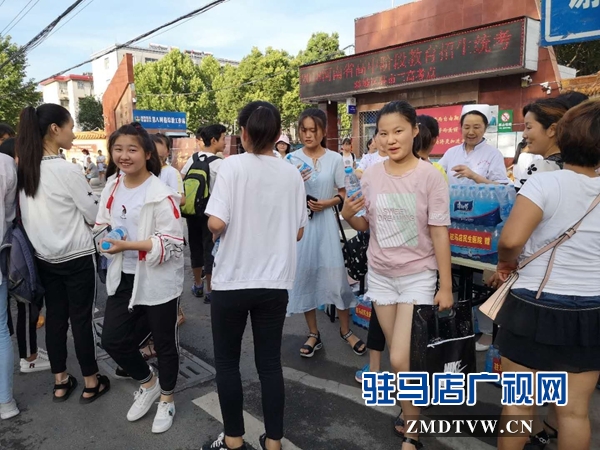 驻马店民生医院爱心送水 祝福考生“水到渠成”