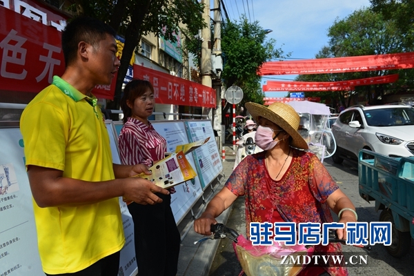 正阳：百名职工志愿者宣传禁毒上街头