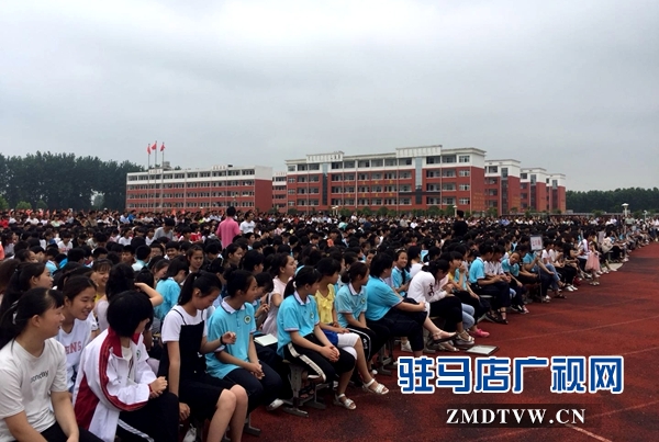 花花牛乳业集团为汝南县第三初级中学捐赠2100箱牛奶