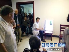 驻马店眼科医院走进颐康阳光养老院为老人进行眼部检查