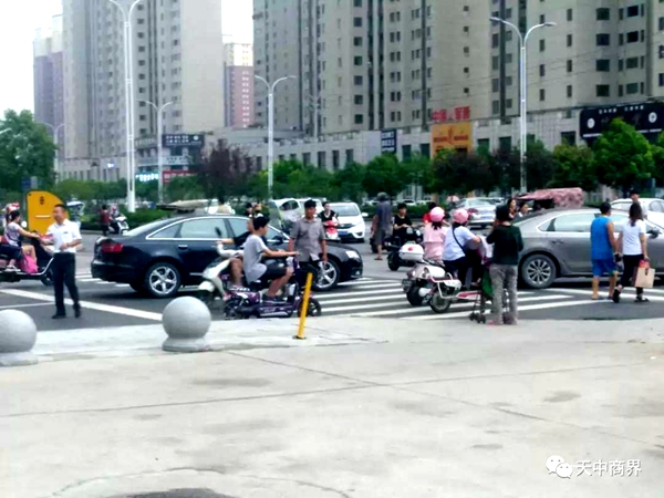 驻马店皇家一里楼盘销售员拦截路人是售楼？还是精神打劫？