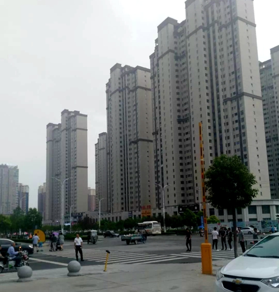 驻马店皇家一里楼盘销售员拦截路人是售楼？还是精神打劫？