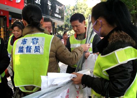 市“十城联创”指挥部办公室督导检查市容环境卫生
