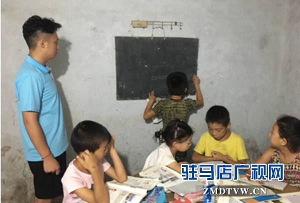 黄淮学子爱心播散汝南县东官庄镇