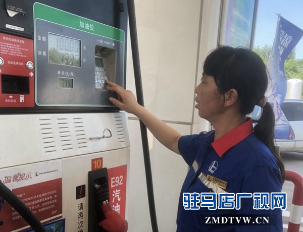 驻马店加油站工作人员与热浪相伴 为汽车输送“能量”