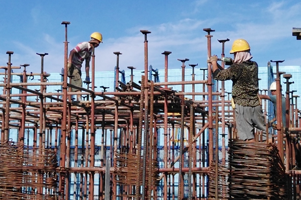 高温下的建筑工人
