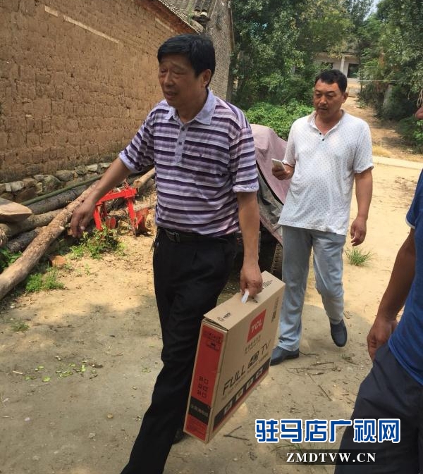 泌阳县卫计委向贫困户赠送44台电视机