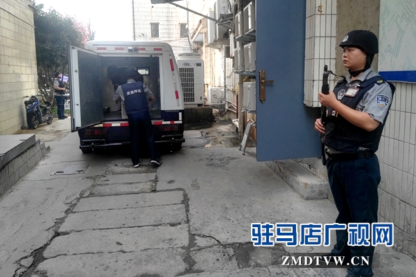 银行押运员：夏季上班也要穿“棉背心”工作的一群人！