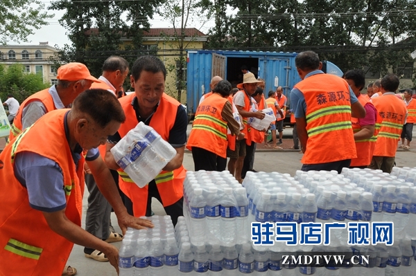 正阳县总工会为一线工人“送清凉”